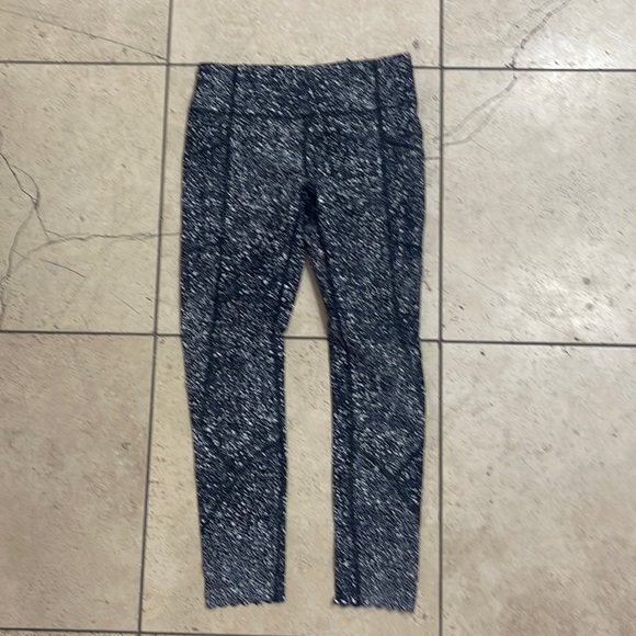 Lululemon leggings size 6 with pockets and zipper - Picture 1 of 4